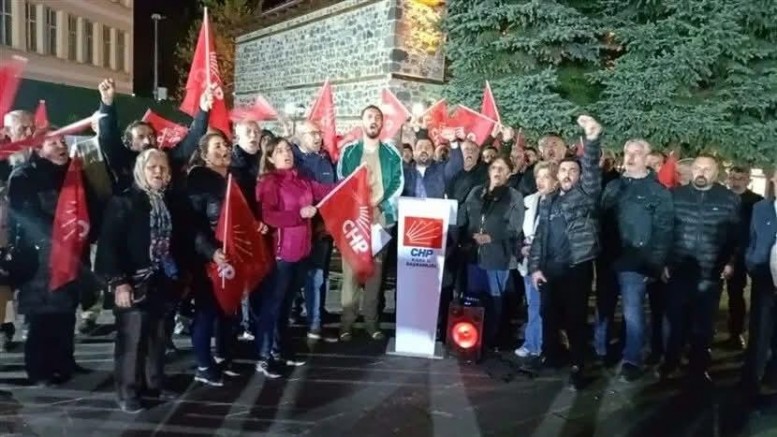 Kars’ta CHP’liler sokağa indi, sloganlar eşliğinde mahkemenin kurultay iptali kararına tepki gösterdi