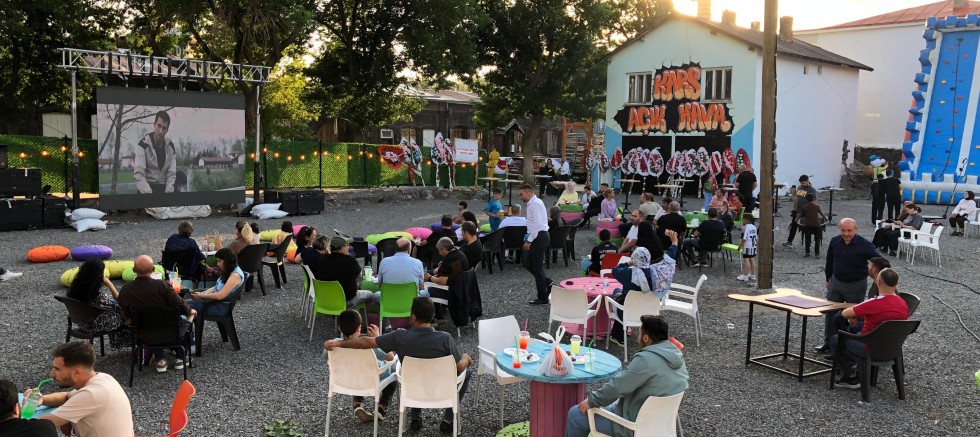Kars'ta Eğlencenin Yeni Adresi; Açık Hava Sinema Serüveni Başladı
