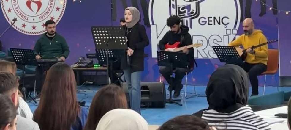 Kars'ta gençler yeteneklerini sahneye taşıdı