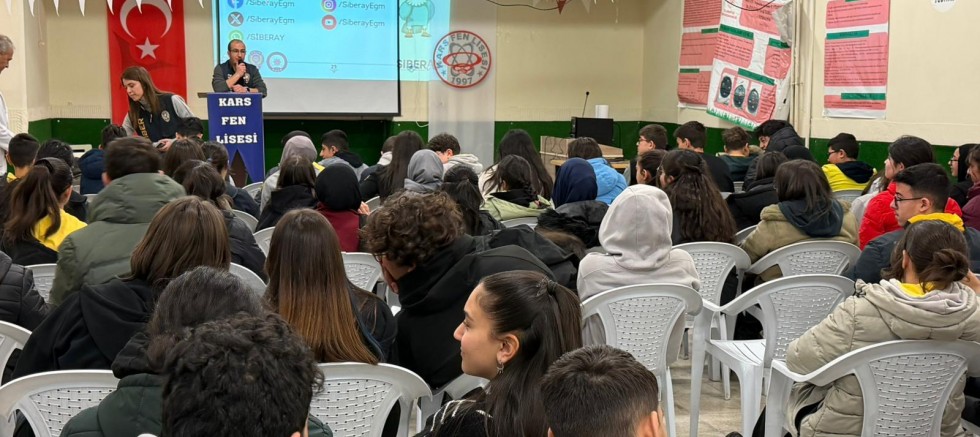 Kars'ta güvenli ve bilinçli internet kullanımı anlatıldı