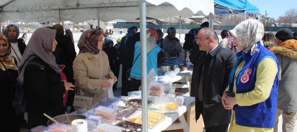 Kars’ta “İki İnsan Bir Hayat” projesi hayır çarşısı yoğun ilgi gördü