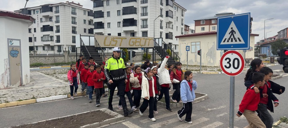 Kars’ta İlkokul öğrencilerine trafik eğitimi verildi