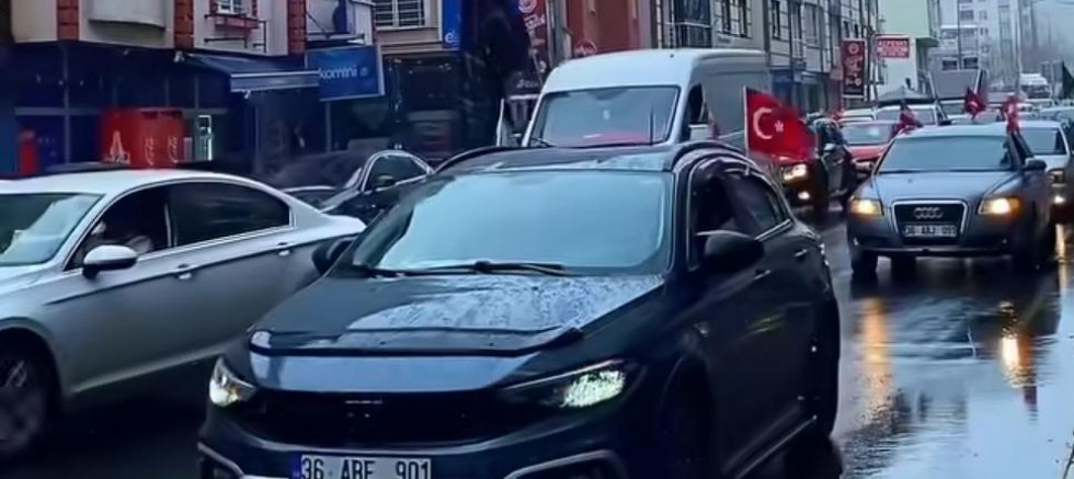 Kars’ta İran’a destek konvoyu