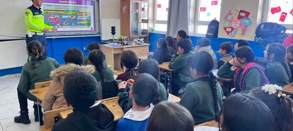 Kars'ta Jandarma öğrencilere Trafik Bilincini Aşılııyor
