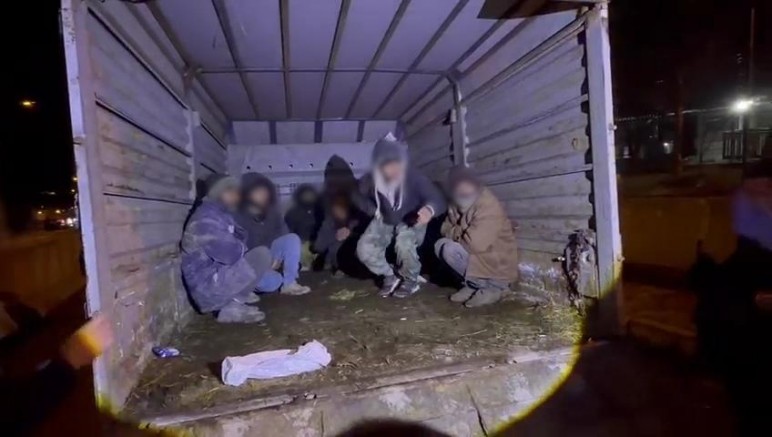 Kars’ta kamyon kasasında 12 Düzensiz Göçmen Yakalandı, 4 Şüpheli Tutuklandı