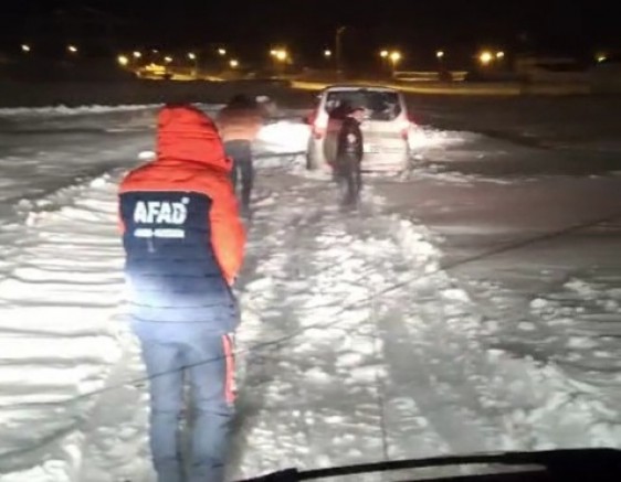 Kars'ta Kar Esareti: Ekipler Zamanla Yarıştı 