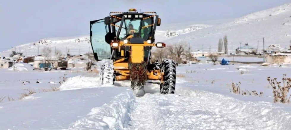 Kars’ta Kar ve Tipi Ulaşımı Olumsuz Etkiledi: 170 Köy Yolu Kapandı