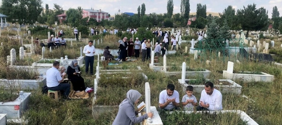 Kars'ta Kurban Bayramı'nda Kabir Ziyaretleri unutulmadı