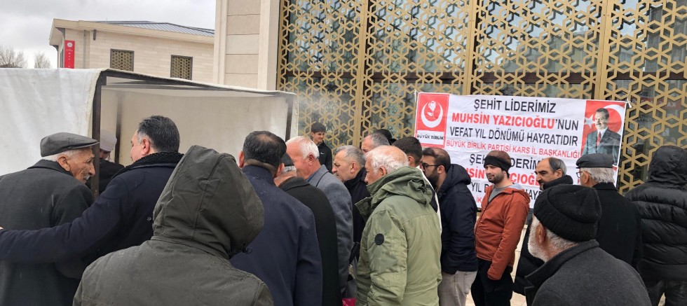 Kars’ta Muhsin Yazıcıoğlu hayrına 10 bin kişilik lokma dağıtıldı