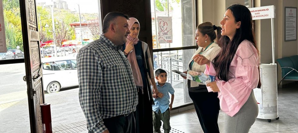 Kars'ta sağlıkçılar vatandaşları bilgilendirdi