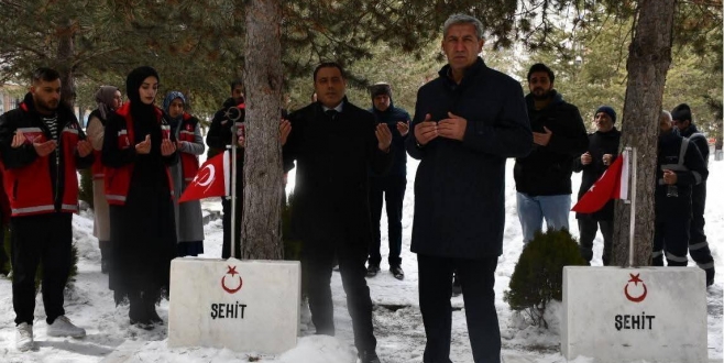 Kars’ta şehit kabirleri ziyaret edilerek dualar edildi