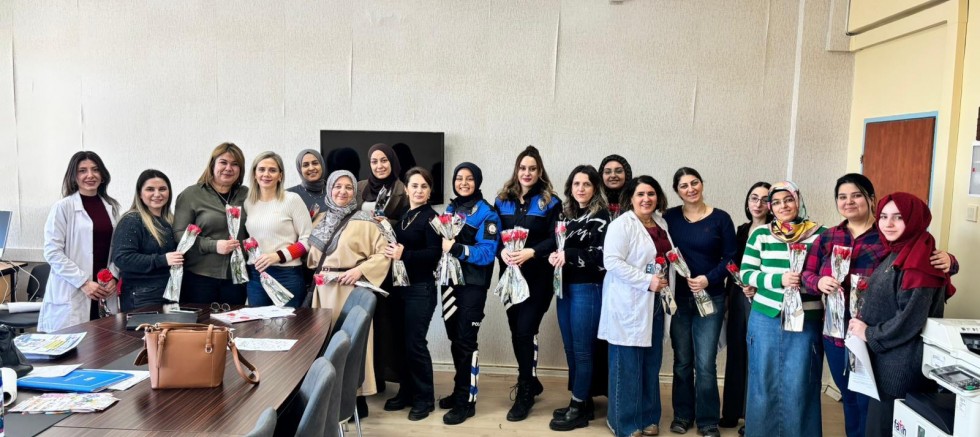 Kars’ta Şehit Öğretmen Fatmanur Çelik Anısına Karanfil Dağıtıldı