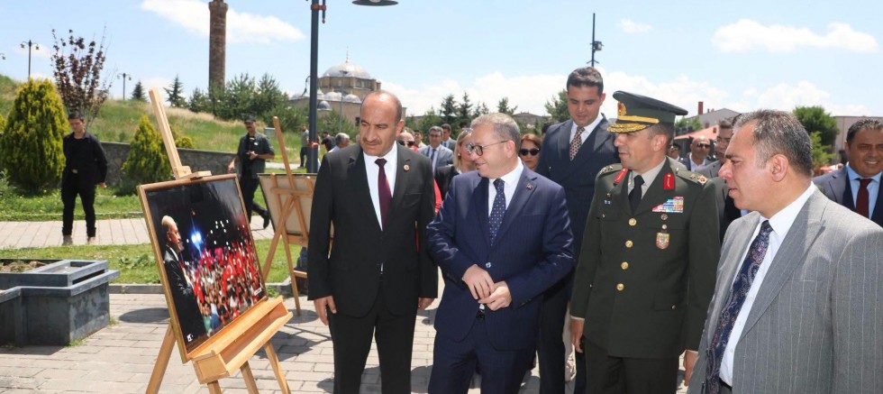 Kars'ta Şehitler ve Gaziler Anısına Resim ve Fotoğraf Sergisi Açıldı