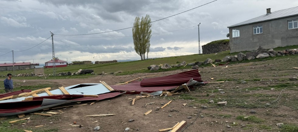Kars’ta Şiddetli Rüzgar Çatıları Uçurdu
