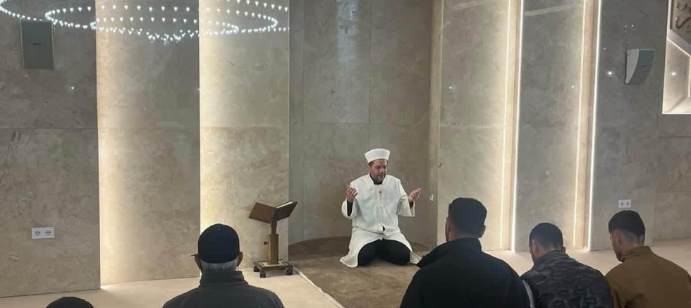 Kars’ta Sultan Alparslan Külliyesi Camii’nde Sabah Namazı Buluşması