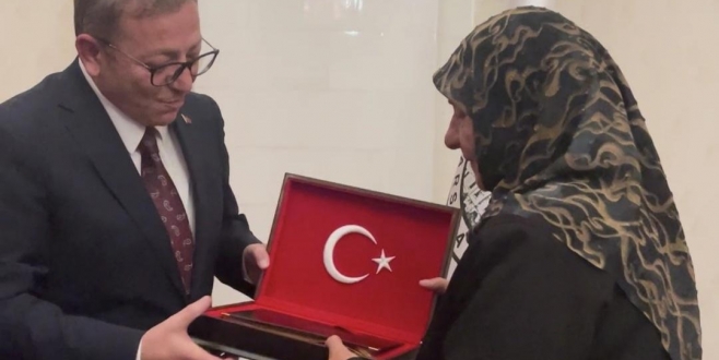 Kars'ta Türk Bayrağını Öpen Neriman Teyze Valilikte Ağırlandı