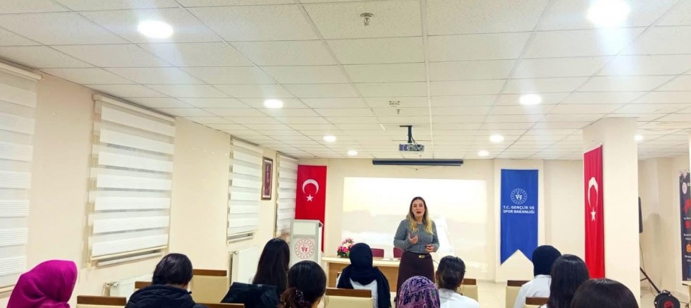 Kars’ta yurt öğrencilerine “Bağımlılıkla Mücadele” konferansı düzenlendi