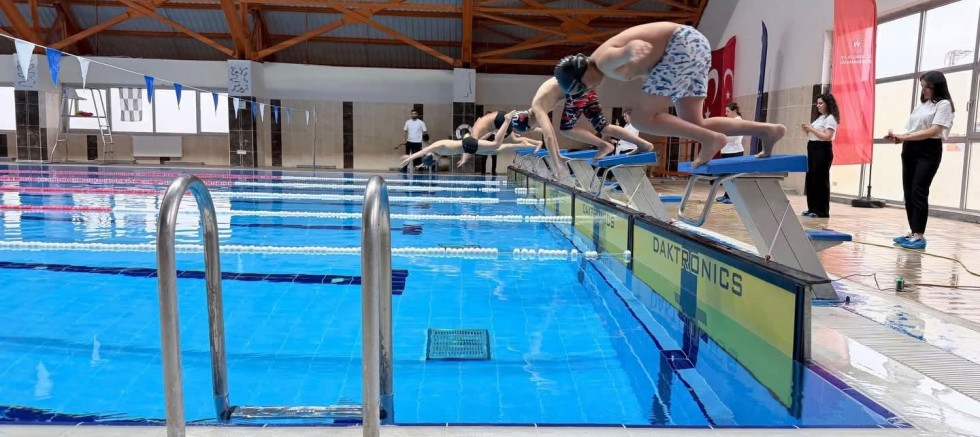 Kars’ta Yüzmede genç sporcular göz doldurdu