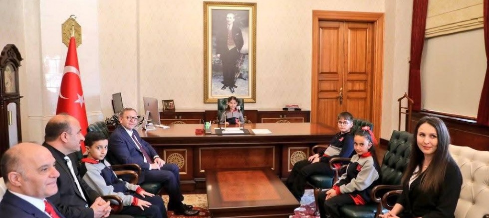 Kars Valiliği’nde 23 Nisan Coşkusu: Minik Kevser Makamı Devraldı