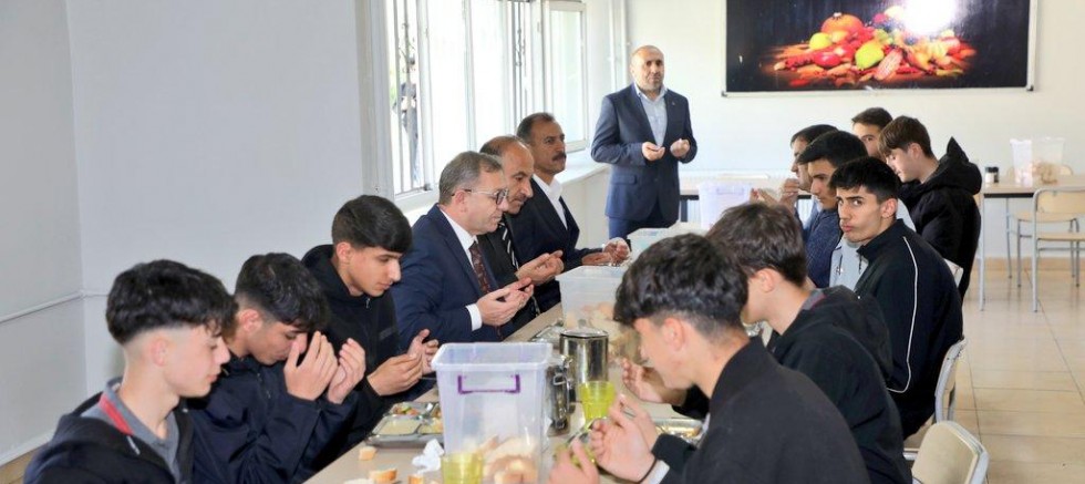Kars Valisi Ziya Polat, Eğitim Camiası ve Öğrencilerle Buluştu