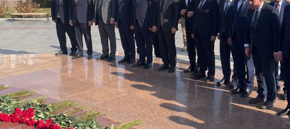 Kars Valisi Ziya Polat, Haydar Aliyev’in Anıtı’nı Ziyaret Etti