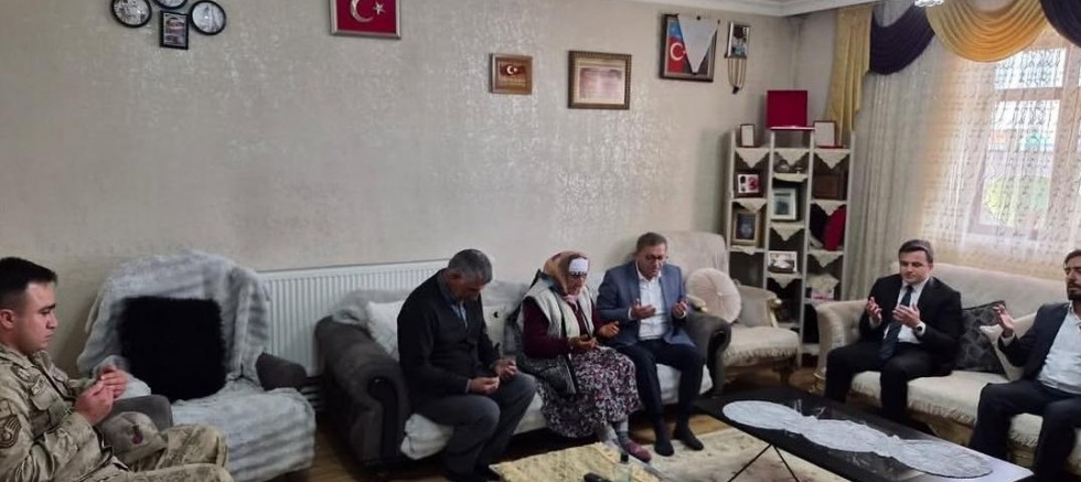 Kars Valisi Ziya Polat şehit ailesini yalnız bırakmadı