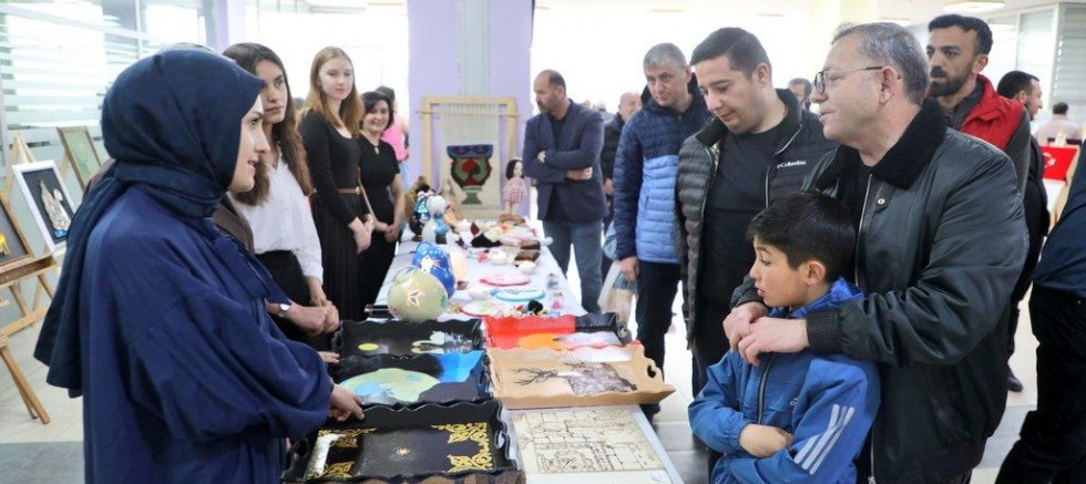 Kars Valisi Ziya Polat, Yurt Sergisi'ni ziyaret etti 