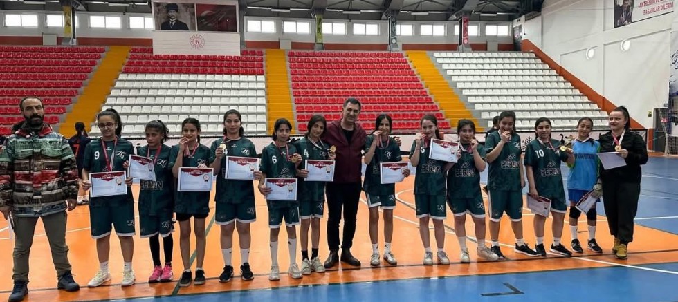 Kars Ziya Gökalp Ortaokulu Kız Futsal takımı zirvede
