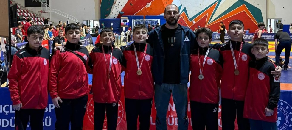 Karslı genç güreşçiler Muş'ta tarih yazdı