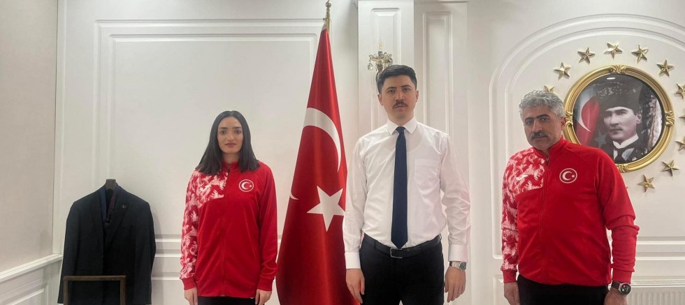 Karslı milli gururumuz Tuğba Toptaş'tan Kaymakamlığa ziyaret