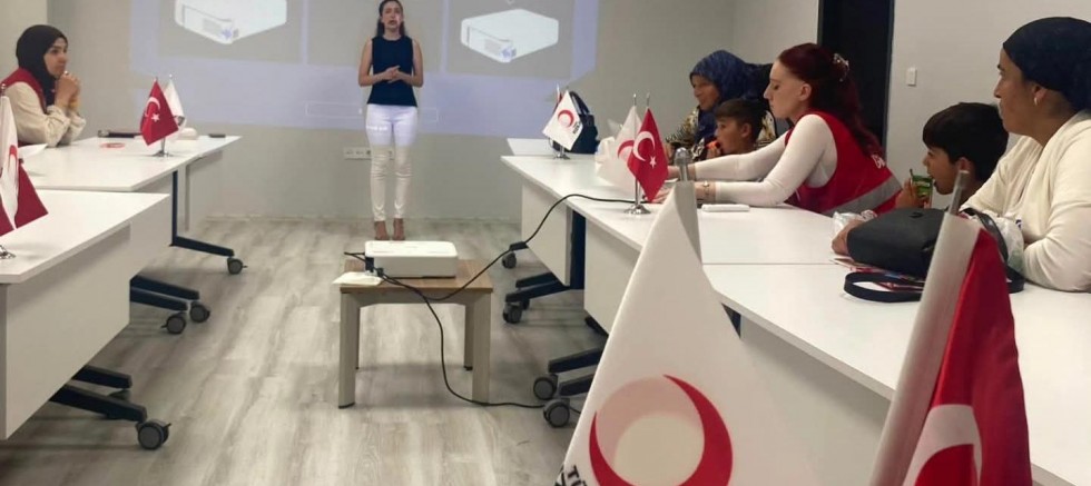 Kızılay Kadın Kars Teşkilatı’ndan Aileyi Güçlendiren Eğitim
