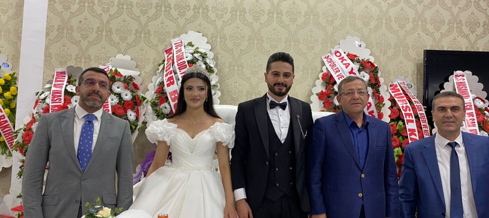 Pınar ve Cantürk Çifti görkemli bir düğünle dünya evine girdiler