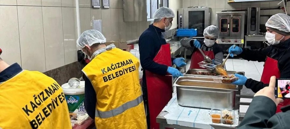 Kağızman’da ihtiyaç sahipleri ve yaşlı vatandaşlara sıcak iftar