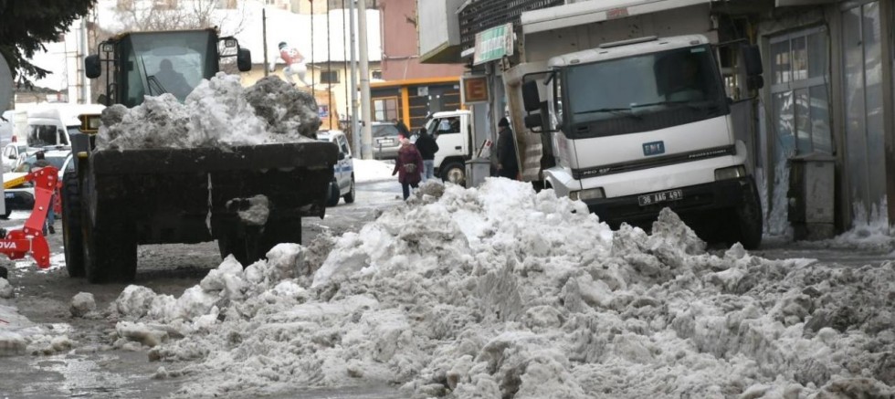 Sarıkamış’ta kar kamyonlarla şehir dışına taşınıyor