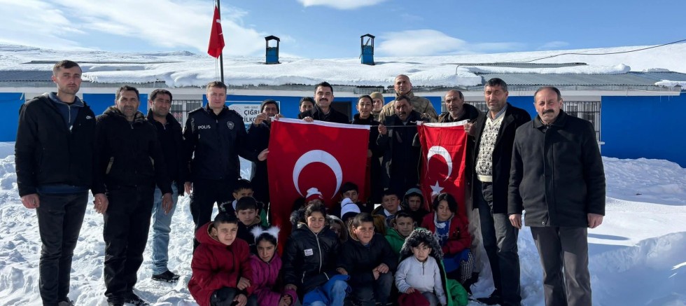 Susuz Kaymakamı Tutal, öğrencilere bayrak sevgisini aşıladı