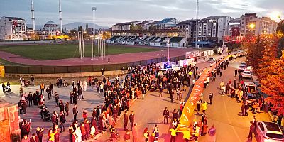 100 metre uzunluğundaki Türk bayrağıyla fener alayı düzenlendi