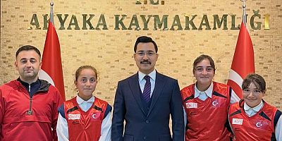 Akyaka Kaymakamı kız takımını makamında kabul etti