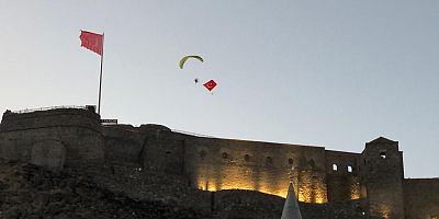 Ani’nin Fetih Yıldönümünde Paramotor Gösterisi Nefes Kesti