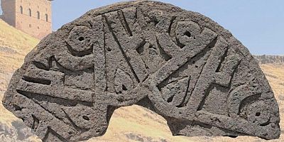 Ani Ören Yeri’nde “Hz. Muhammed” İsminin Altı Kez Yer Aldığı Taş Bulundu