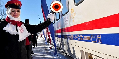 Ankara'dan kalkan Sarıkamış Ekspresi'ni Bakan Göktaş karşıladı