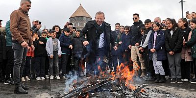 Baharın müjdecisi nevruz ateşi Kars’ta yakıldı