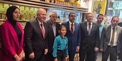 Bakan Yaşar Güler Kars Sokaklarında Vatandaşlarla Buluştu