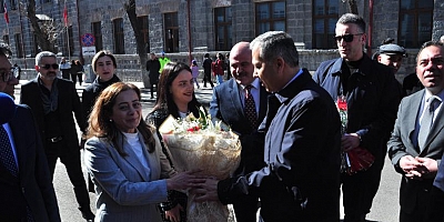 Bakan Yerlikaya, Kadınlar Günü’nü çiçek dağıtarak kutladı