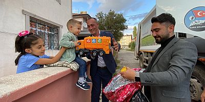 Başkan Senger, Ali Taha Eğer’i oyuncak çöp kamyonu ile sevindirdi