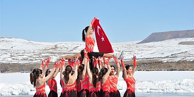 Çıldır Gölü'nde  Kış Festivali Renkli Gösterilere sahne oldu