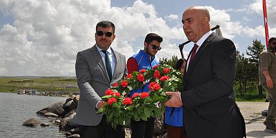 Çıldır Gölüne depremzedeler anısına çelenk bırakıldı