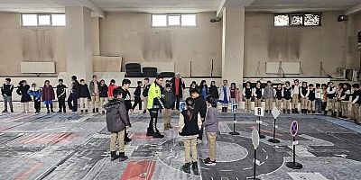 Digor’da öğrencilere uygulamalı trafik eğitimi