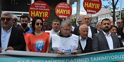 Eğitim İş Kars Şubesi, Milli Eğitim Müdürlüğü önüne siyah çelenk bıraktı