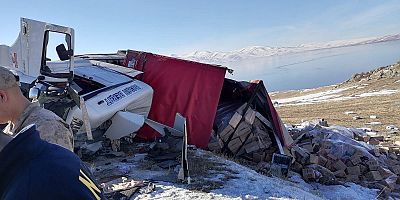Gıda malzemesi yüklü TIR devrildi: 2 yaralı