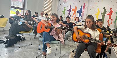 GSB Kültür ve Sanat Okulları'nda Gitar Kursu Devam Ediyor